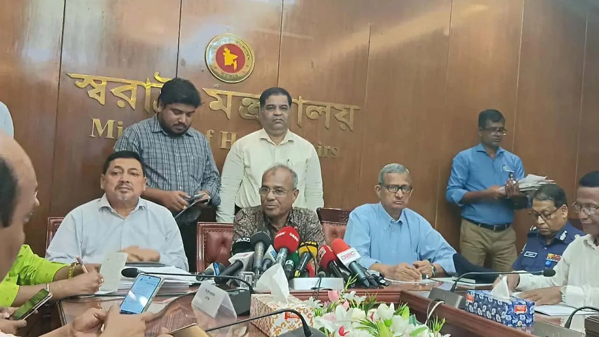 সন্ধ্যা ৭টার আগেই প্রতিমা বিসর্জন শেষ করতে হবে : স্বরাষ্ট্র উপদেষ্টা